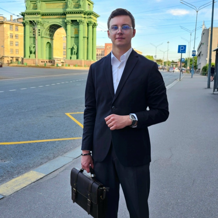 Александр Суханов
